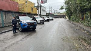 Força-tarefa derruba construções irregulares em Santos