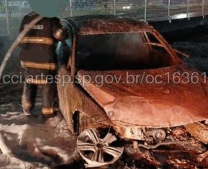 Carro furtado pega fogo após batida em Itanhaém
