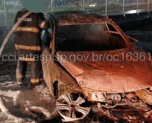 Carro furtado pega fogo após batida em Itanhaém