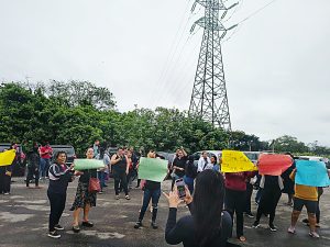 Funcionários da limpeza escolar em Guarujá protestam e Prefeitura rompe com empresa