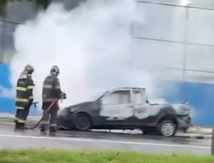 Incêndio atinge veículo em Guarujá