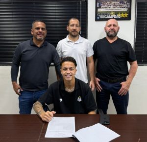 Capitão do sub-17, volante Kauan Cabelo assina contrato profissional com o Santos