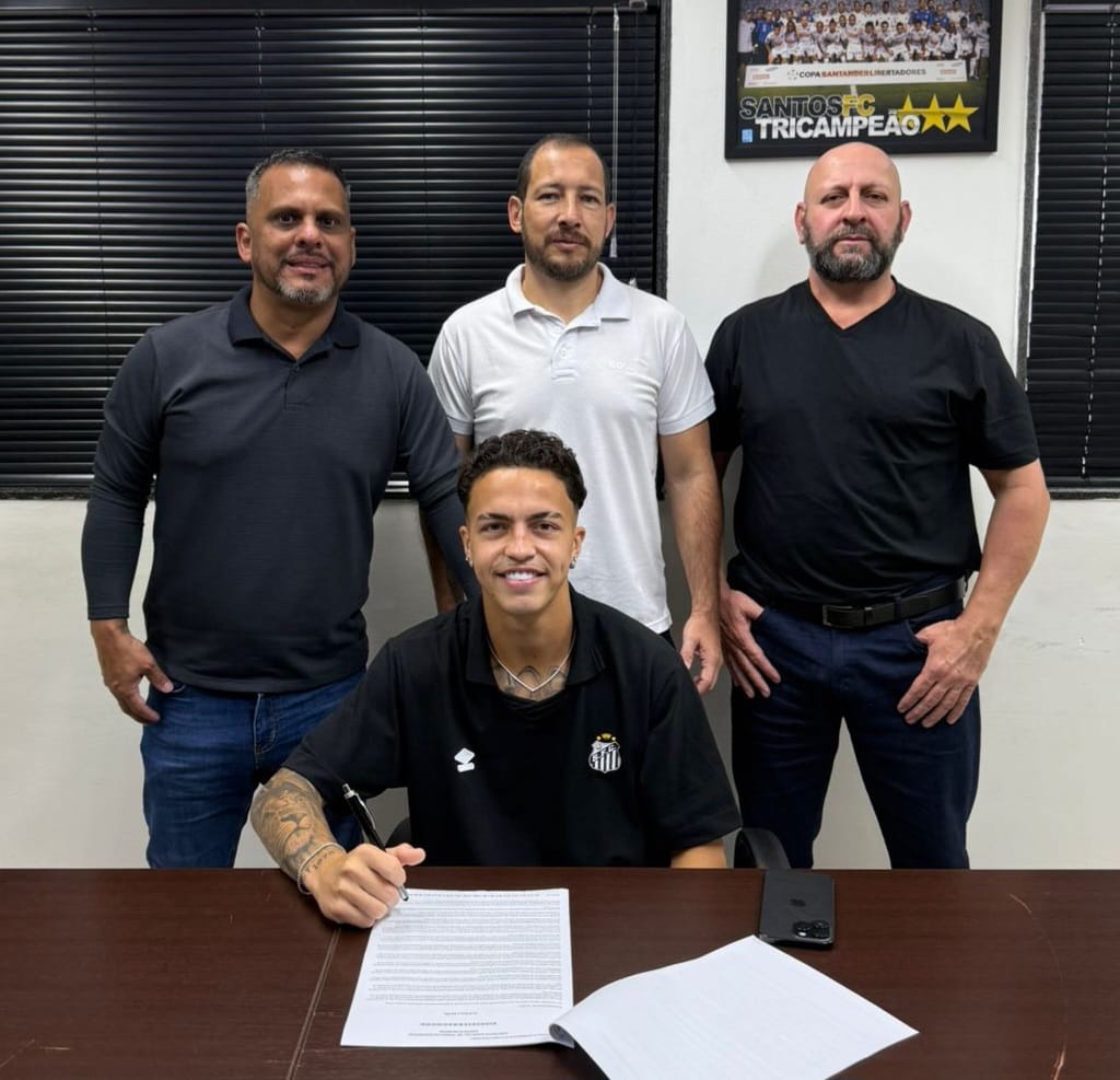 Capitão do sub-17, volante Kauan Cabelo assina contrato profissional com o Santos