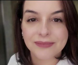 Poetisa santista ministra curso de escrita criativa em Santos