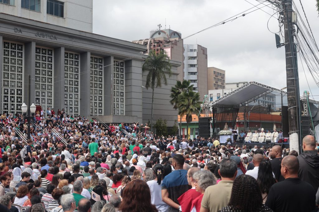 Santos celebra Nossa Senhora de Monte Serrat e reúne milhares de devotos