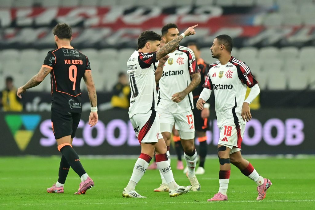 Flamengo derrota o Corinthians de virada e dispara na liderança do Brasileirão