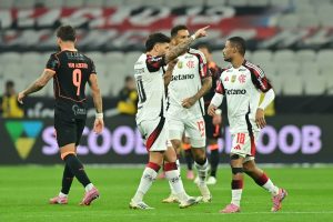 Flamengo derrota o Corinthians de virada e dispara na liderança do Brasileirão