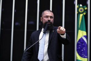 “Deputado da bala” participa de evento em Santos sobre segurança pública