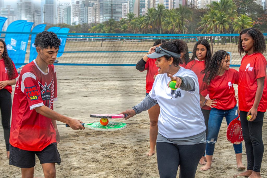 Projeto oferece clínicas de beach tennis na praia de Santos