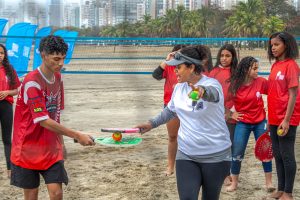 Projeto oferece clínicas de beach tennis na praia de Santos