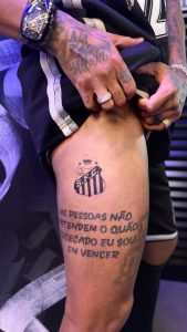 Neymar homenageia Santos com tatuagem na coxa