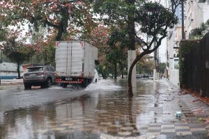 Frente fria chega nesta sexta-feira trazendo ventania e chuva à Baixada Santista