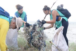 Bertioga realiza mutirão de limpeza na Praia de Itaguaré
