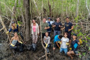Bertioga realiza mutirão de limpeza do manguezal