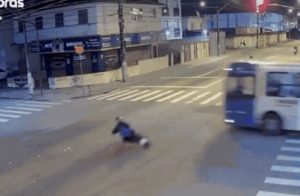 Motociclista morre após ser atropelado por ônibus