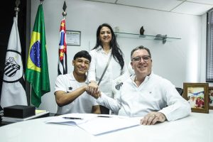 Arthur do Vale assina primeiro contrato profissional com o Santos até 2028