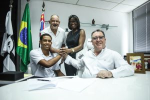 Destaque na base, João Alencar renova contrato com o Santos até 2030
