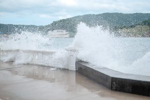 Nova frente fria derruba temperaturas e traz chuva para a Baixada