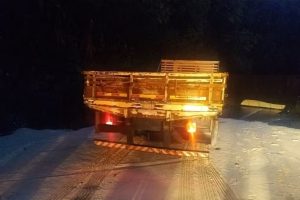 Carreta carregada de açúcar tomba e bloqueia rodovia