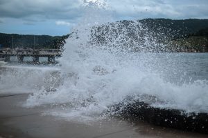 Ondas de 3 metros trazem alerta às cidades da Baixada