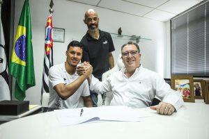 Santos estende contrato do goleiro João Pedro, de 17 anos
