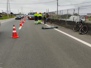 Ciclista morre após ser atropelado duas vezes