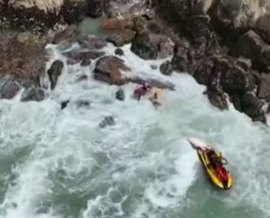 Menina é resgatada de correnteza em Guarujá