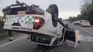 Viatura da PM Ambiental capota na Via Anchieta