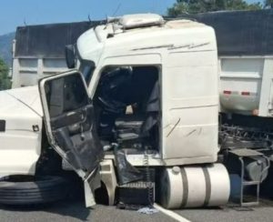 Carreta bate em carro e derrama óleo diesel