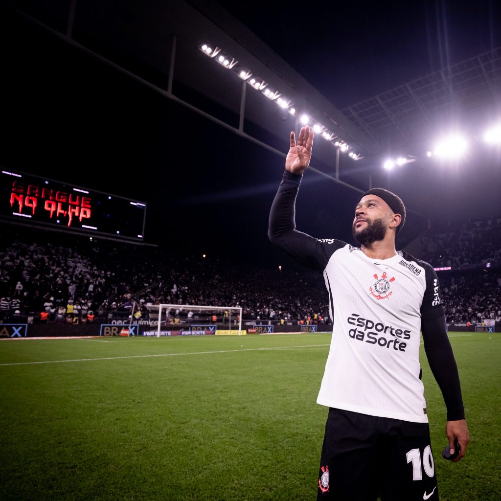 Corinthians convence Memphis Depay a receber dívida milionária em parcelas