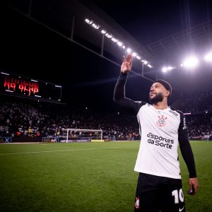 Corinthians convence Memphis Depay a receber dívida milionária em parcelas