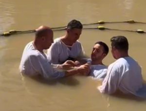 Deputado bolsonarista é batizado no Rio Jordão