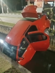 Carro perde controle e cai em canal em Bertioga