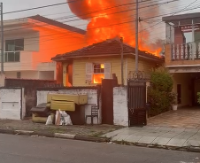 Incêndio atinge residência em São Vicente | Jornal da Orla