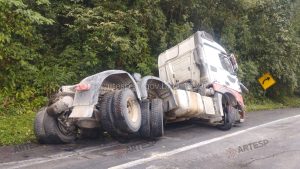 Carreta bate em barreira e bloqueia rodovia Anchieta
