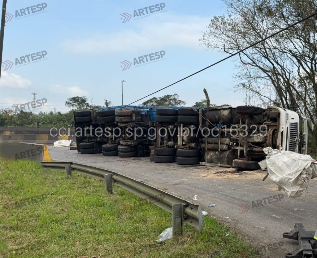 Carreta carregada com ureia tomba e interdita Anchieta