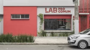 Procomum oferece curso que ensina a produzir uma exposição de arte