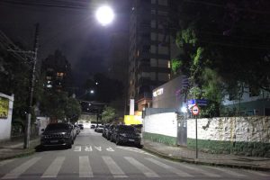 Mais de 500 pontos de oito bairros de Santos recebem iluminação LED