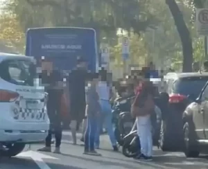 Mulher é atropelada após cair de moto em Santos
