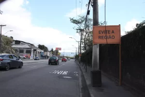 Obras da Sabesp bloqueiam faixa na entrada de Santos