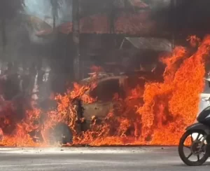 Carro é consumido por incêndio na orla de Santos