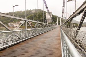 Estrutura de manutenção cai da Ponte Pênsil em SV