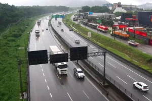 Colisão entre van e carreta deixa motorista ferido