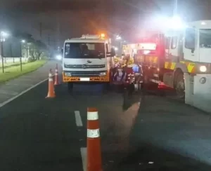 Motociclista morre em colisão com caminhão
