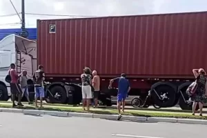 Pedestre morre após ser atingido por caminhão
