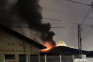 Incêndio atinge residência em Guarujá