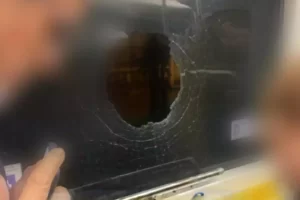 Mulher fica ferida após pedra atingir e quebrar janela do VLT; PM foi chamada