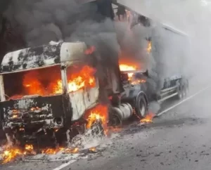Carreta pega fogo na Rodovia Anchieta; motorista sai ileso