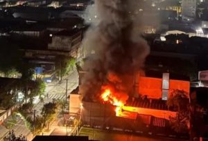 Fogo atinge imóvel em Santos e morador fica ferido