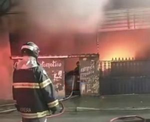 Incêndio atinge oficina mecânica no Rádio Clube